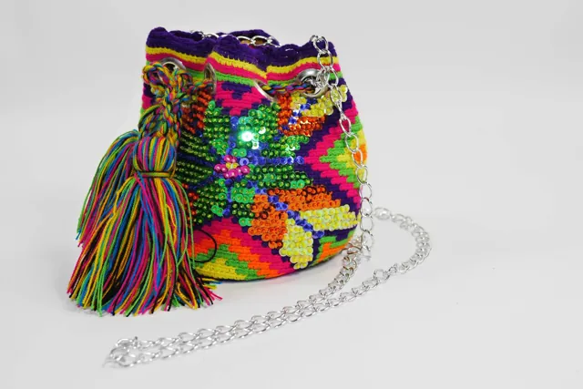 Mochila mit Glitzer und Kettenriemen