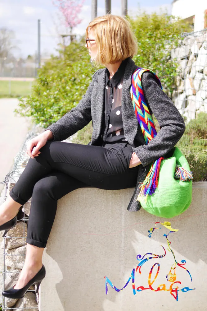 Frau mit grüner Mochila Wayuu über der Schulter