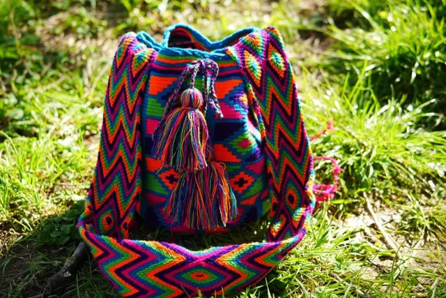 Mochila Wayuu im Gras