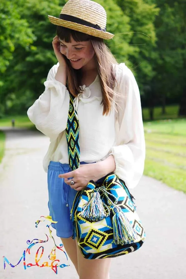 Model Sissi Pohle mit Mochila Wayuu im Schatten eines Baumes